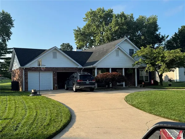 $335,500 | 40 Pebble Hill Drive, Belleville, IL 62223