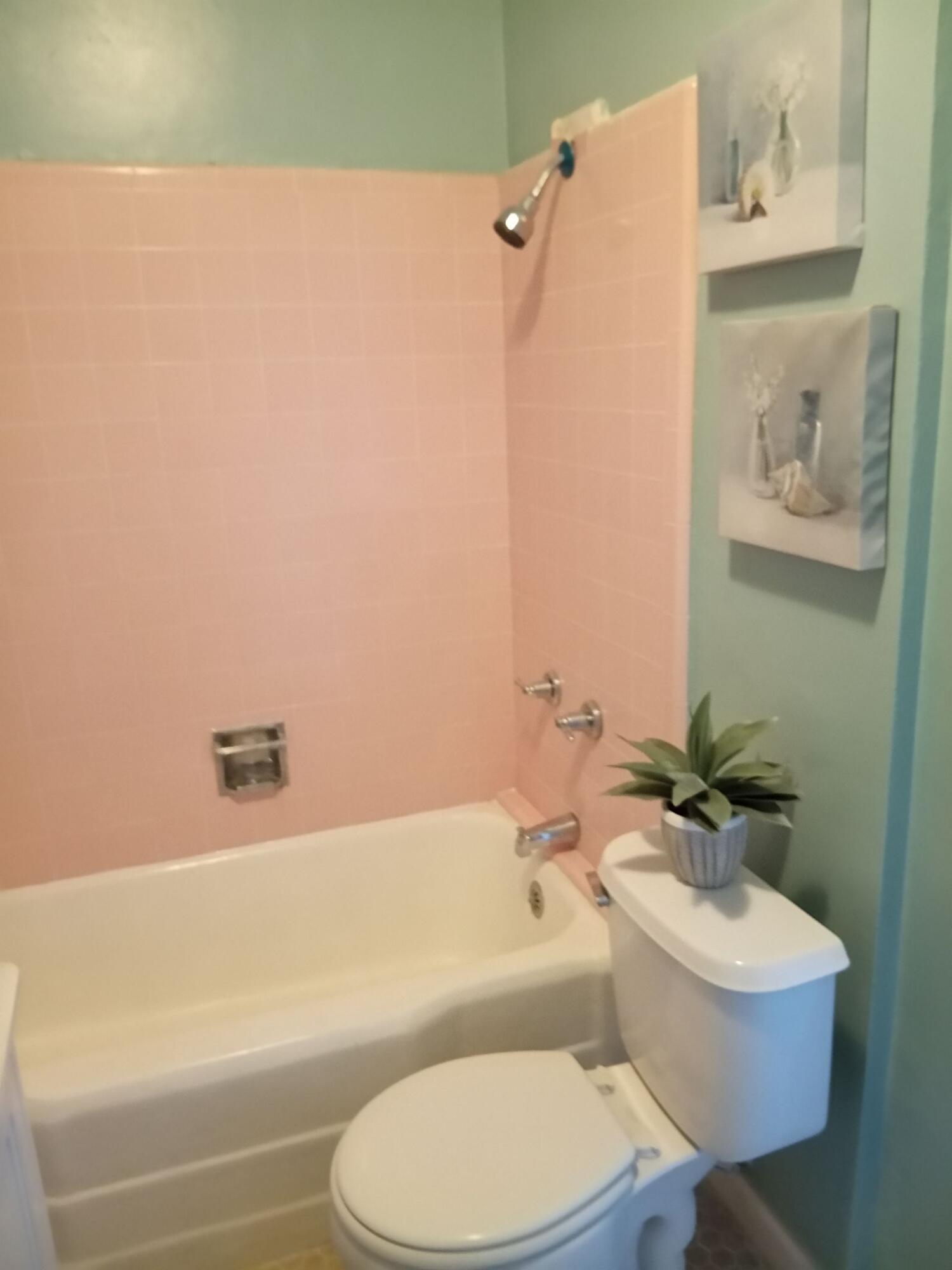 315 East Stevens Road, Unit 4 Palm Springs, CA 92262 - Photo 7 of 12 a bathroom with a toilet a sink and bathtub