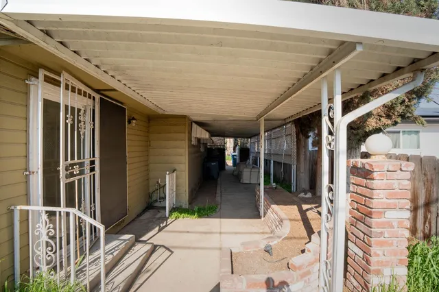 a view of a house with a small yard and plants