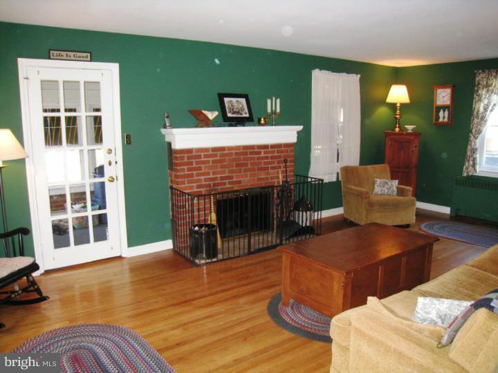 331 Farnum Road Media, PA 19063 - Photo 4 of 25 Living Room