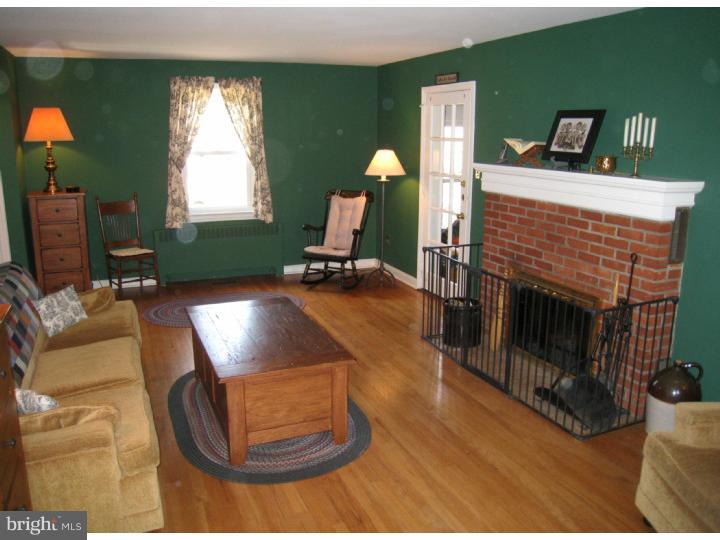 331 Farnum Road Media, PA 19063 - Photo 5 of 25 Living Room