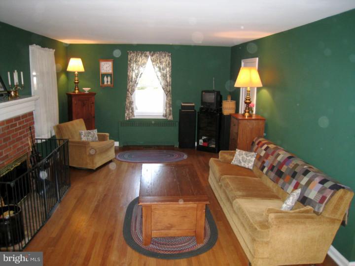 331 Farnum Road Media, PA 19063 - Photo 6 of 25 Living Room