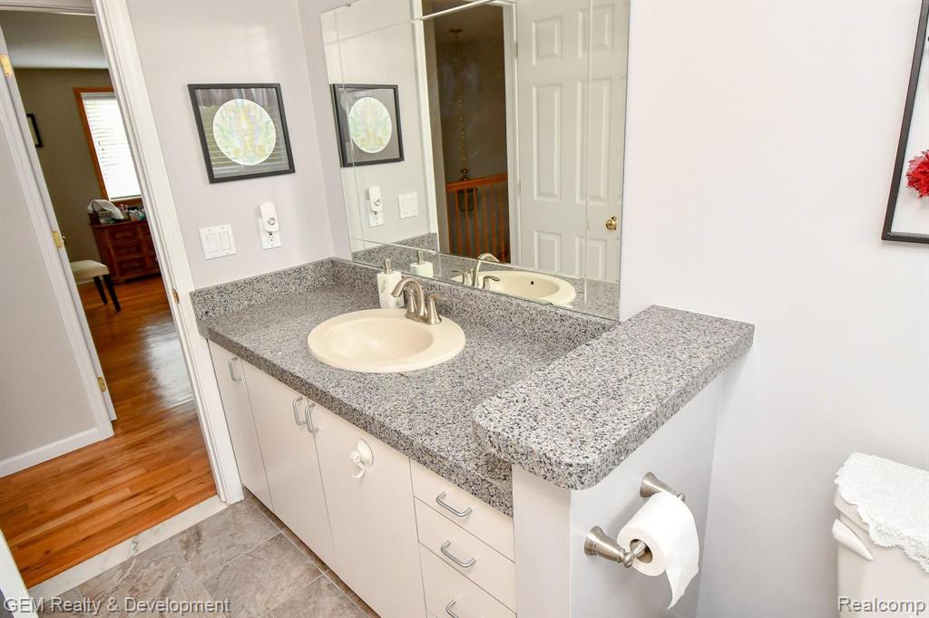 18725 Gill Road Livonia, MI 48152 - Photo 23 of 36