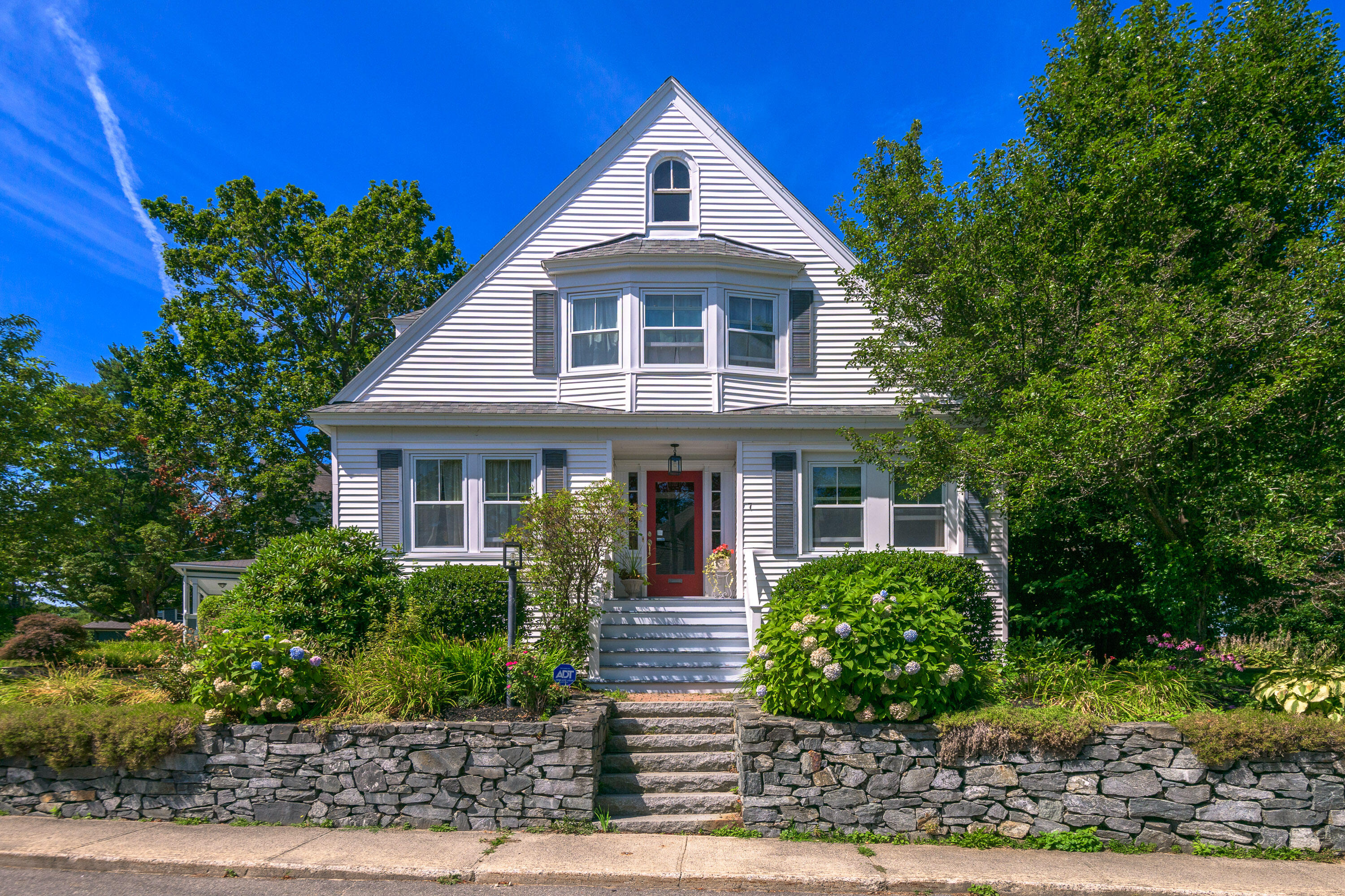 7 Mountain View Road Cape Elizabeth, ME 04107 - Photo 2 of 32 02_7 Mountain View Rd_MorneauStudios_Pri