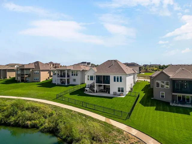 $889,950 | 25436 West 92nd Terrace, Lenexa, KS 66227