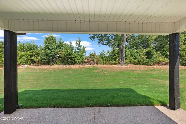 a view of a back yard