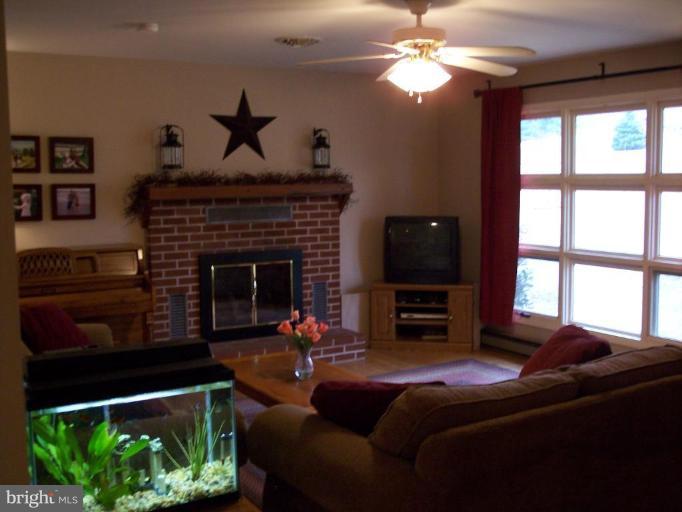736 Lucabaugh Mill Road Westminster, MD 21157 - Photo 2 of 22 Living Room