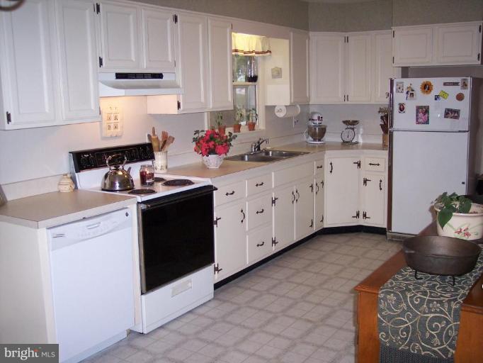 736 Lucabaugh Mill Road Westminster, MD 21157 - Photo 5 of 22 Kitchen
