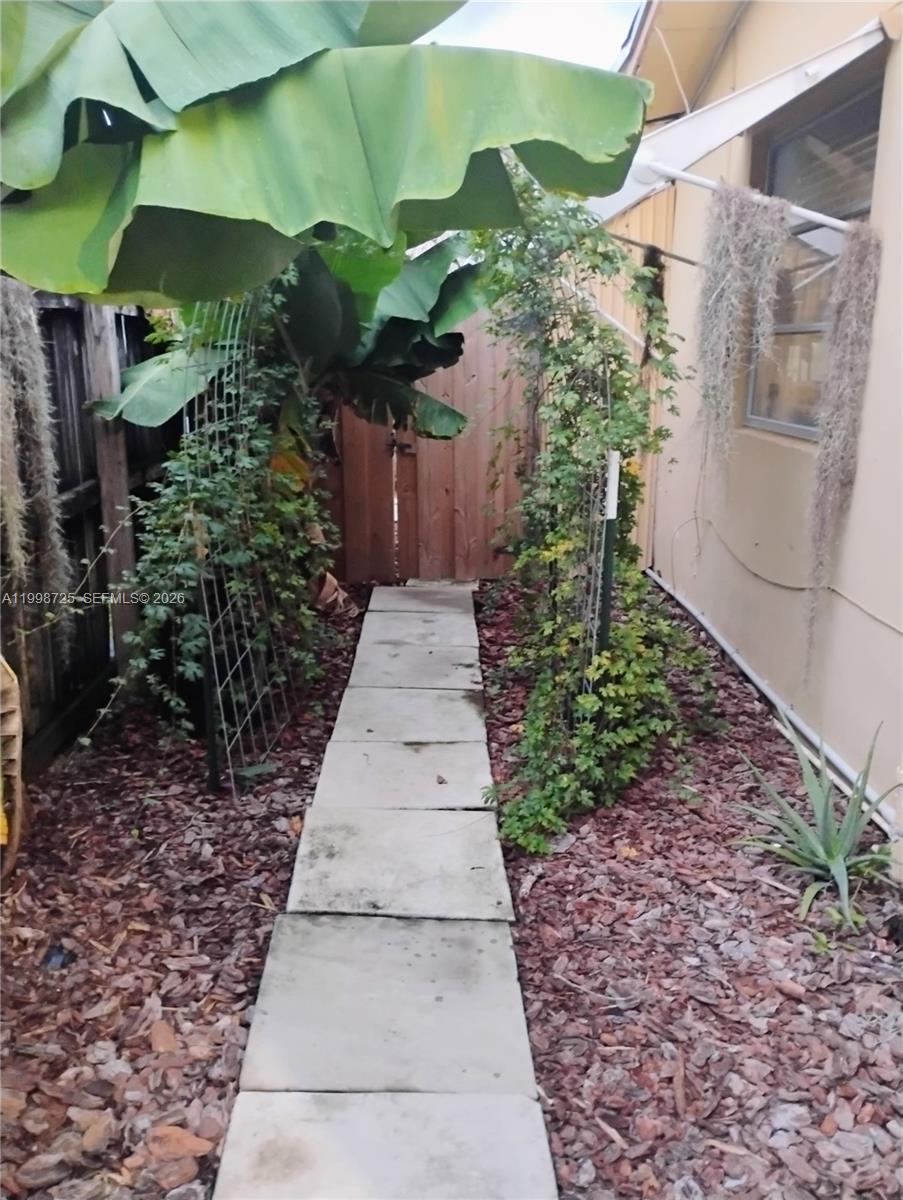 **** Thomas Street, Unit 1 Hollywood, FL 33021 - Photo 4 of 9