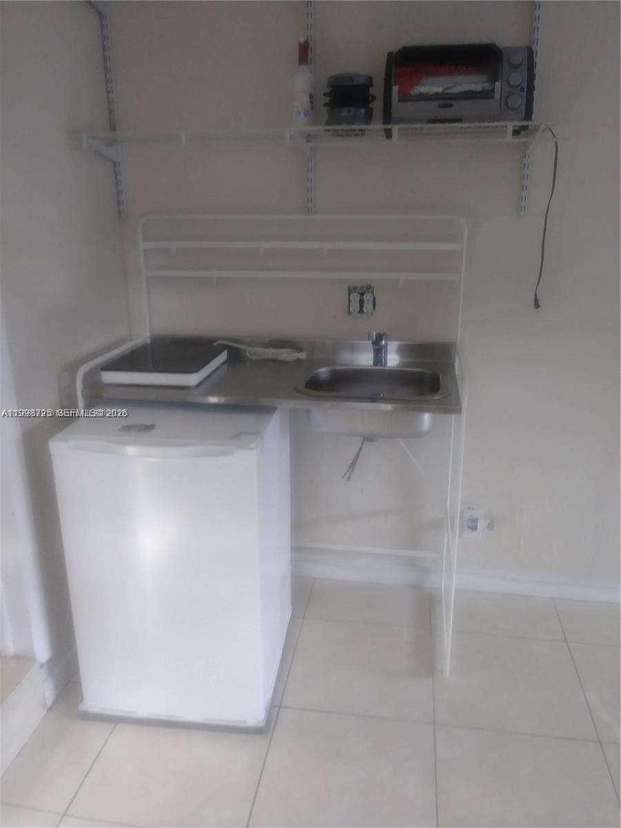 **** Thomas Street, Unit 1 Hollywood, FL 33021 - Photo 6 of 9