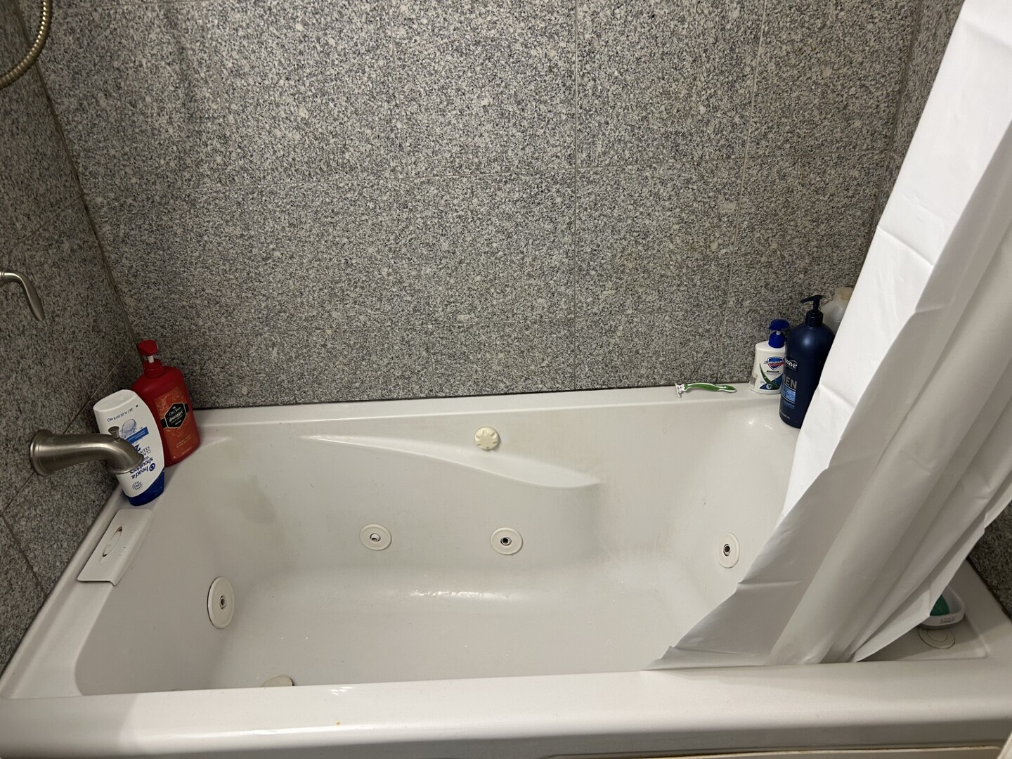 5107 West Cullom Avenue, Unit 2 Chicago, IL 60641 - Photo 19 of 22 a bathroom with a tub