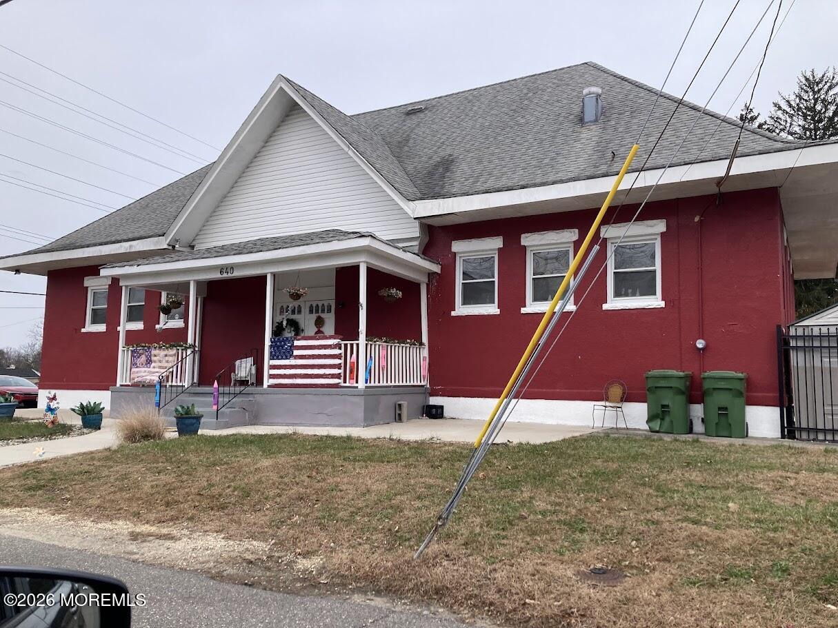a front view of house with yard
