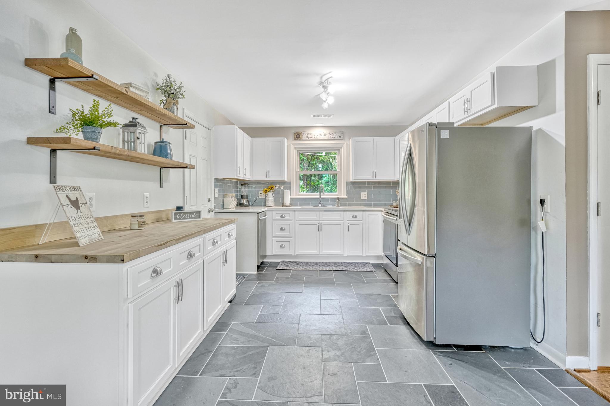 2637 Logmill Road Haymarket, VA 20169 - Photo 11 of 53 Kitchen w stainless steel appliances