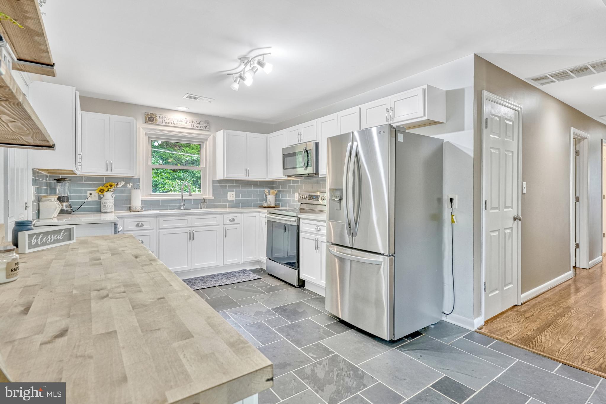 2637 Logmill Road Haymarket, VA 20169 - Photo 12 of 53 Large Kitchen