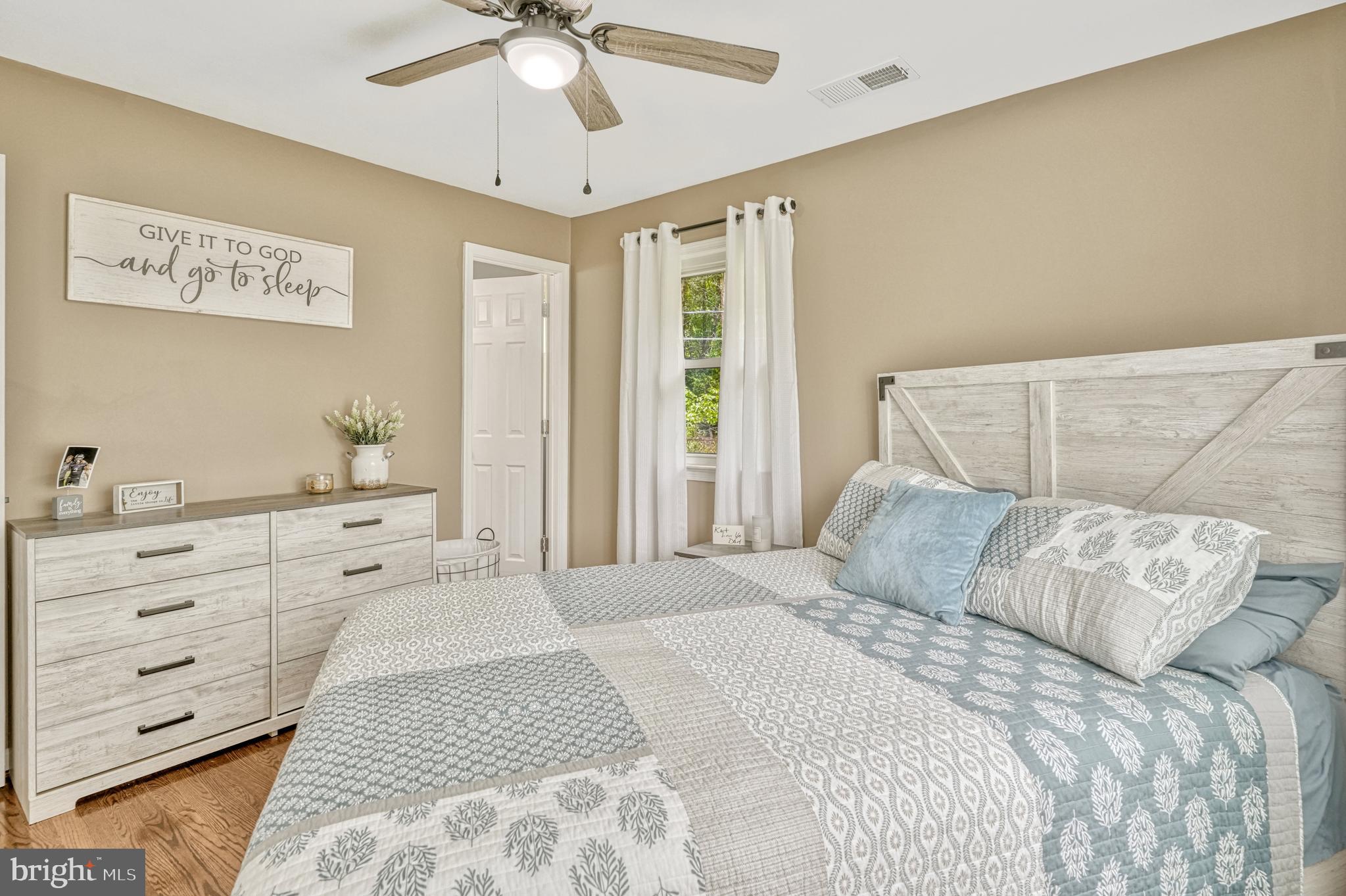 2637 Logmill Road Haymarket, VA 20169 - Photo 25 of 53 Primary Bedroom w Bath