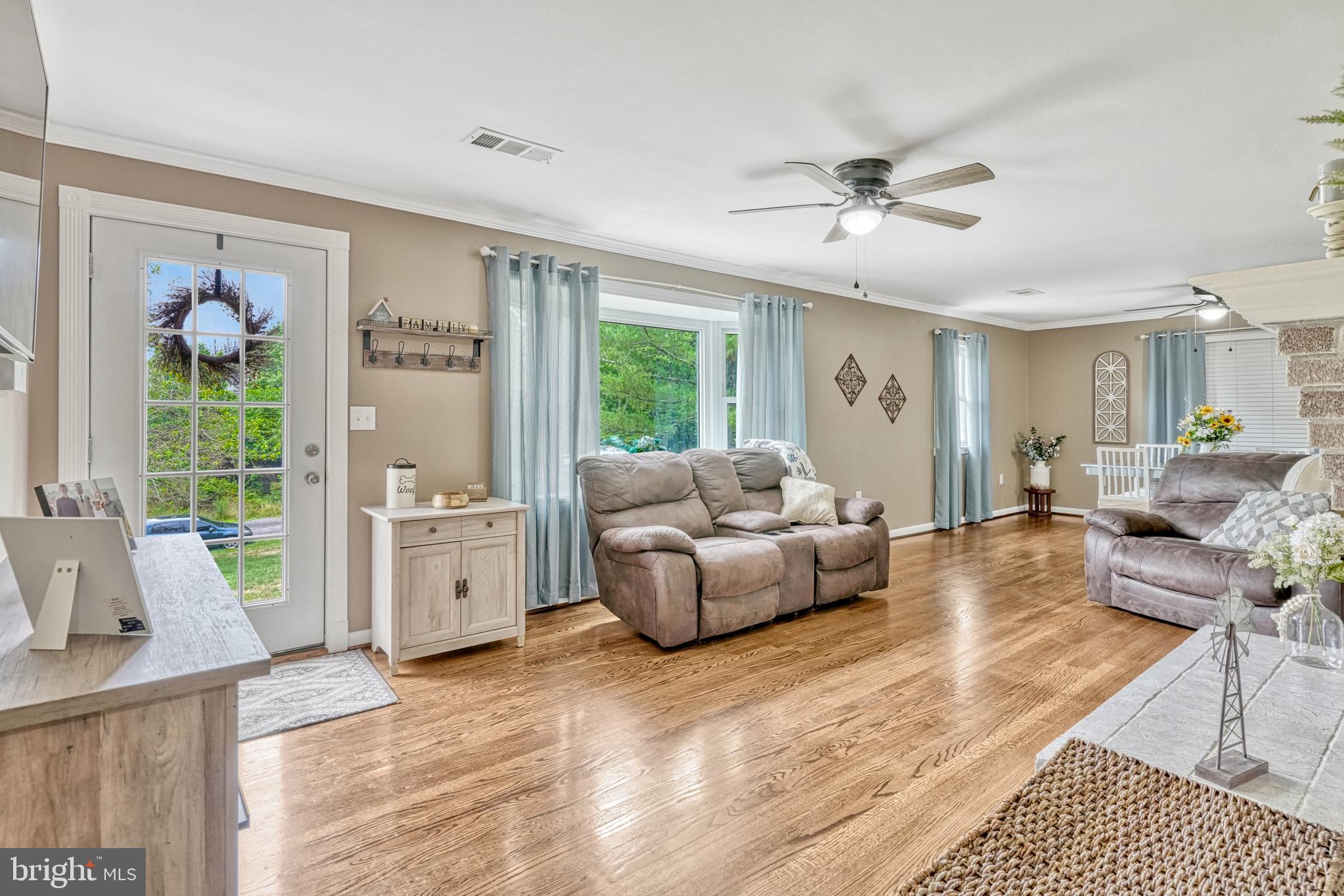 2637 Logmill Road Haymarket, VA 20169 - Photo 4 of 53 Large Living room w beautiful hardwood floors
