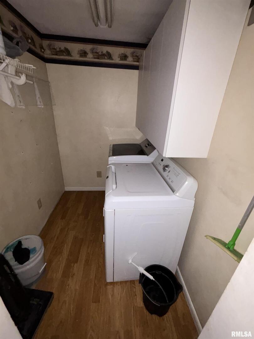 560 South 4th Street Clinton, IA 52732 - Photo 13 of 14 a bathroom with a sink and shower curtain