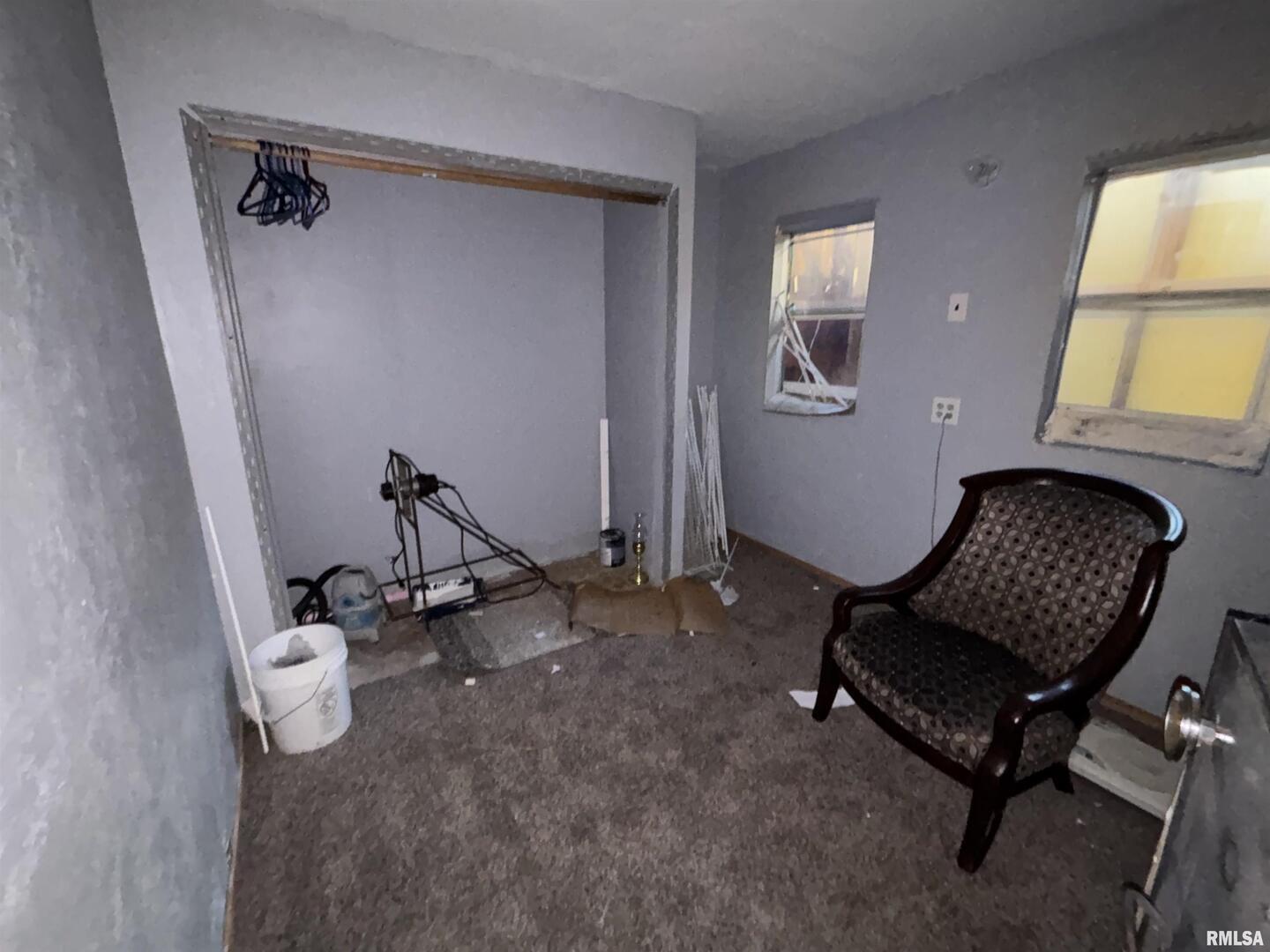 560 South 4th Street Clinton, IA 52732 - Photo 14 of 14 a living room with furniture