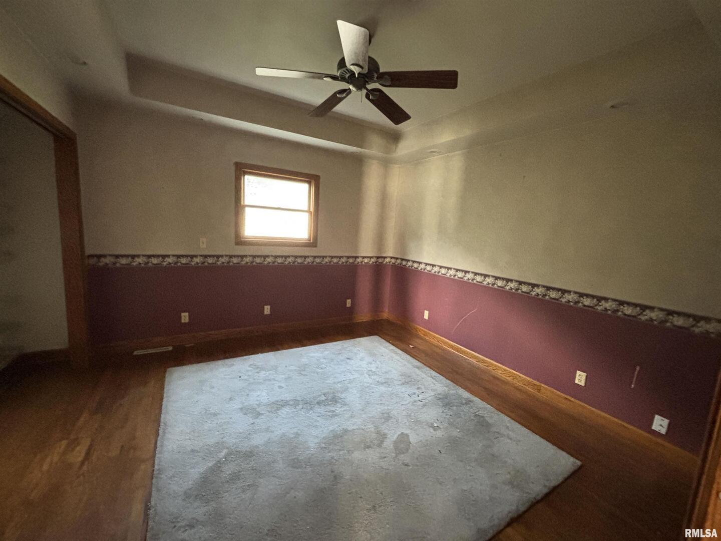 560 South 4th Street Clinton, IA 52732 - Photo 4 of 14 a view of an empty room