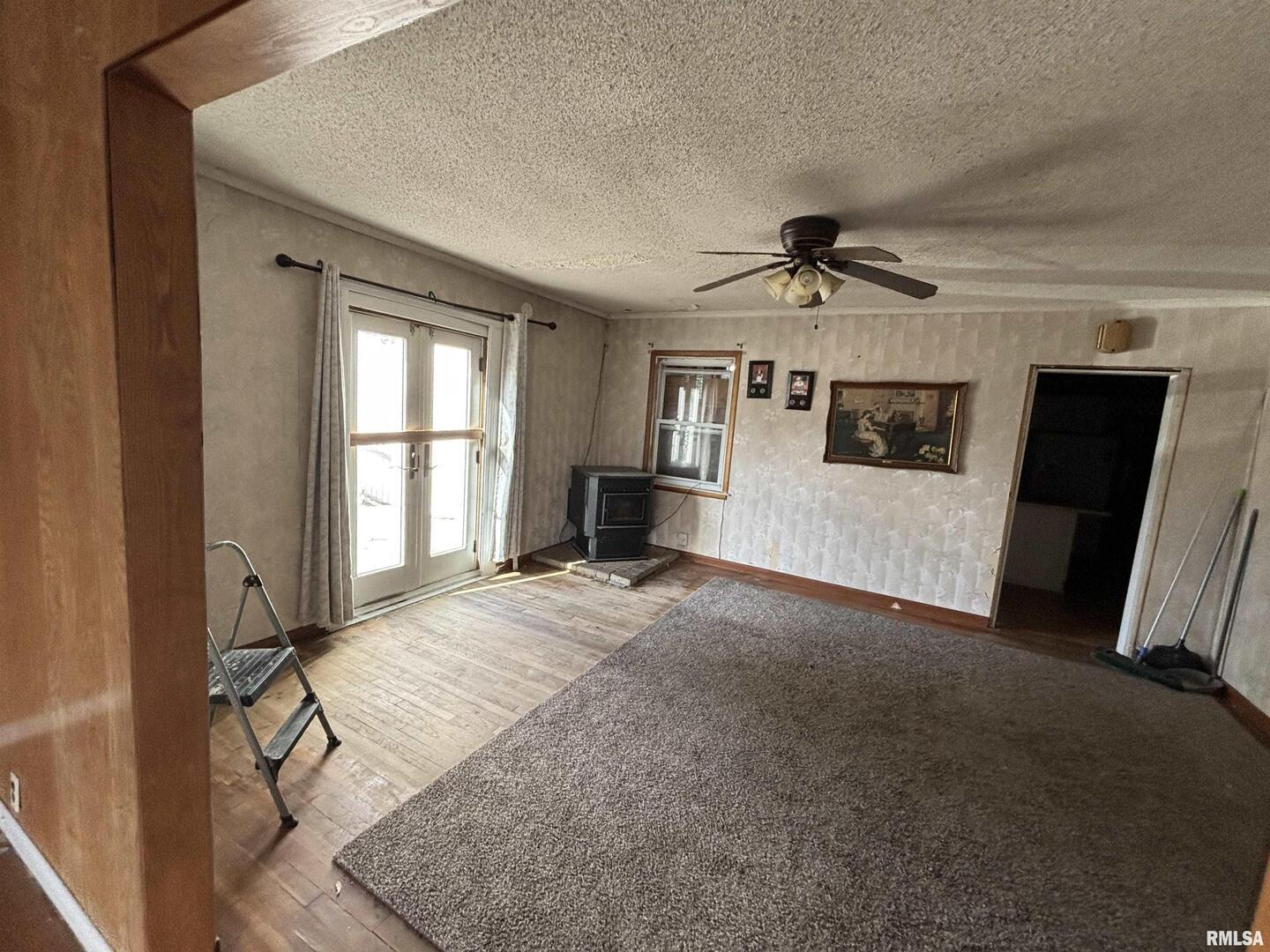 560 South 4th Street Clinton, IA 52732 - Photo 5 of 14 a view of a livingroom with a fireplace