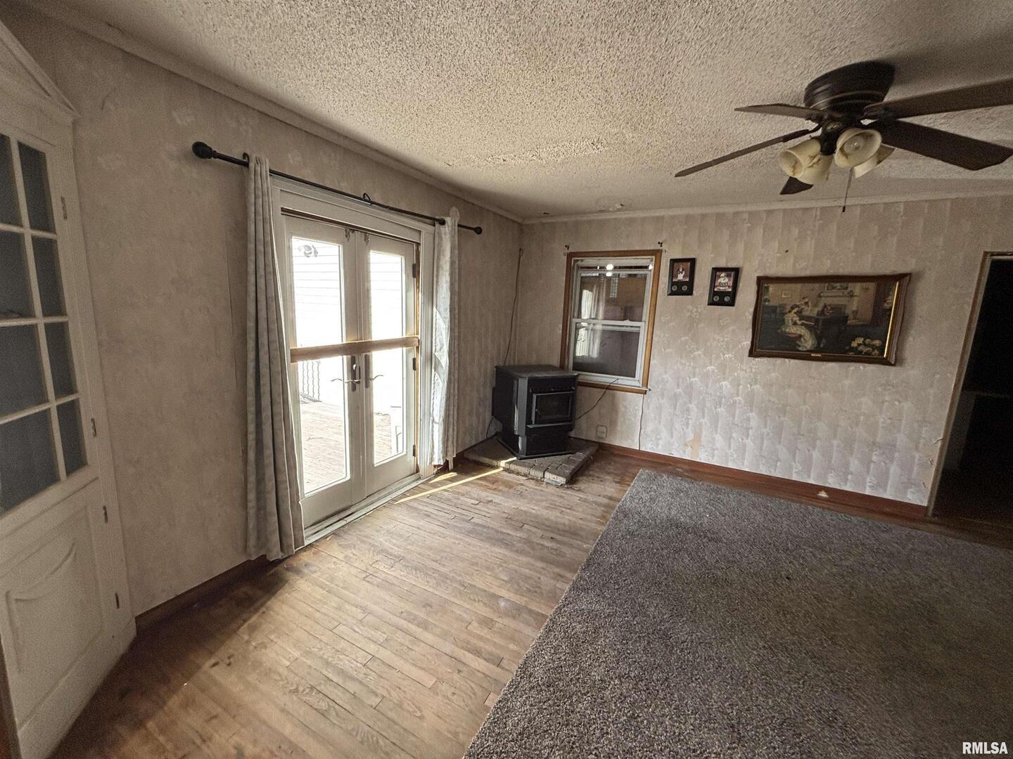 560 South 4th Street Clinton, IA 52732 - Photo 6 of 14 a view of empty room with windows and wardrobe