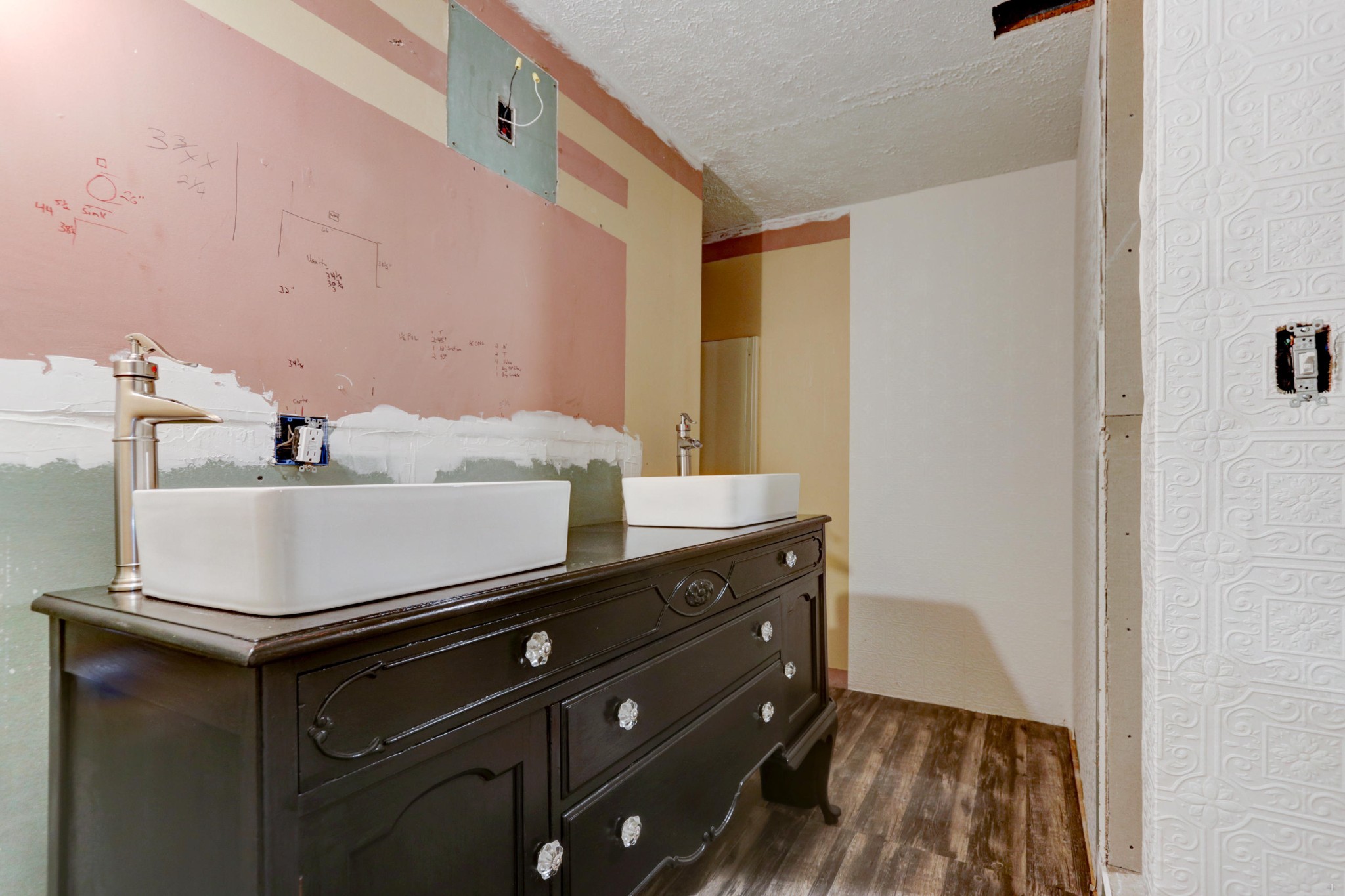 324 Spring Street Clinton, TN 37716 - Photo 20 of 27 a bathroom with a sink and a mirror