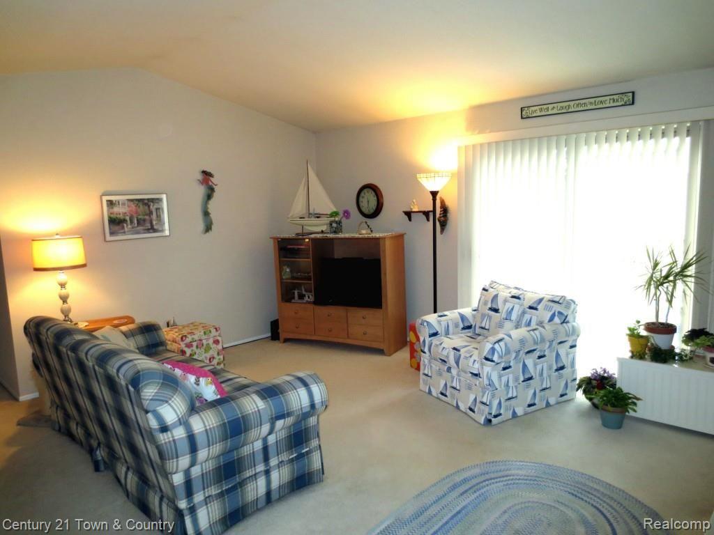 80 Pine Tree Ridge, Unit 32 Waterford, MI 48327 - Photo 4 of 26 Large Great Room Leads to Deck