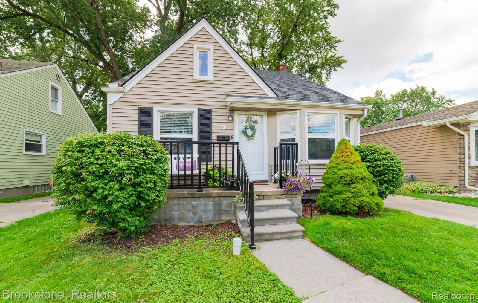 995 Princeton Road Berkley, MI 48072 - Photo 2 of 35 995 Princeton-3.jpg