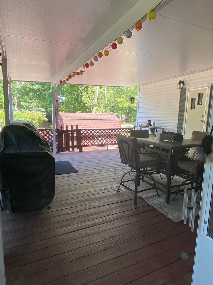 2795 East 28th Road Marseilles, IL 61341 - Photo 12 of 35 a view of a patio with table and chairs with wooden floor