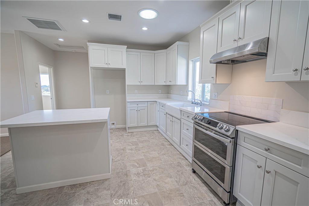 10540 Darling Road Agua Dulce, CA 91390 - Photo 21 of 56 Main kitchen