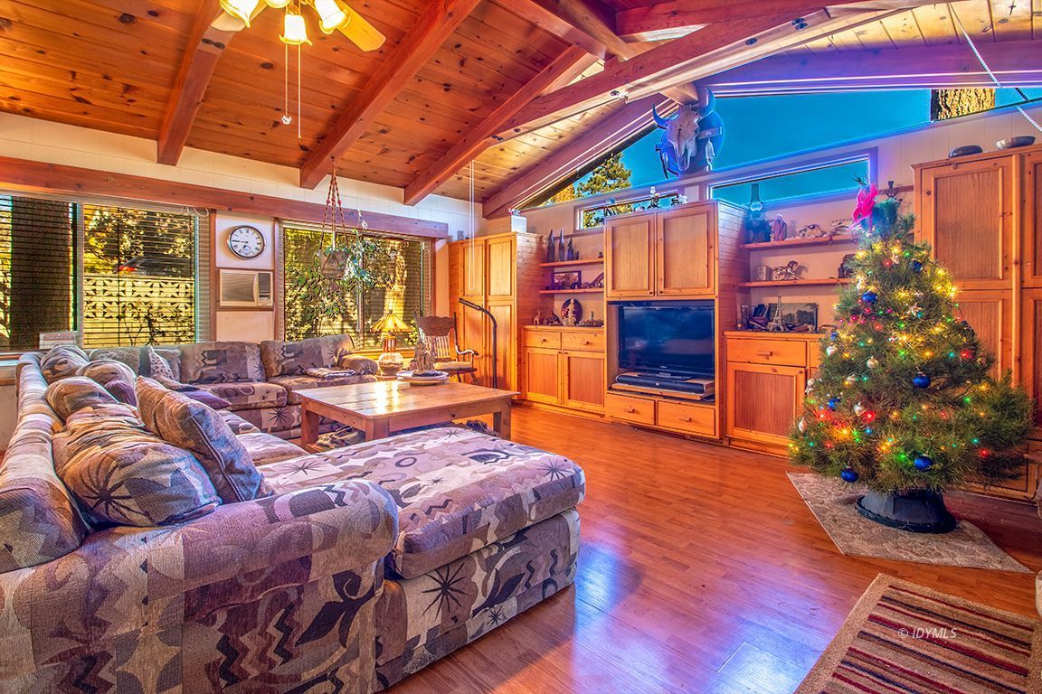 53475 Double View Drive Idyllwild, CA 92549 - Photo 10 of 51 Plenty of room for the Christmas tree