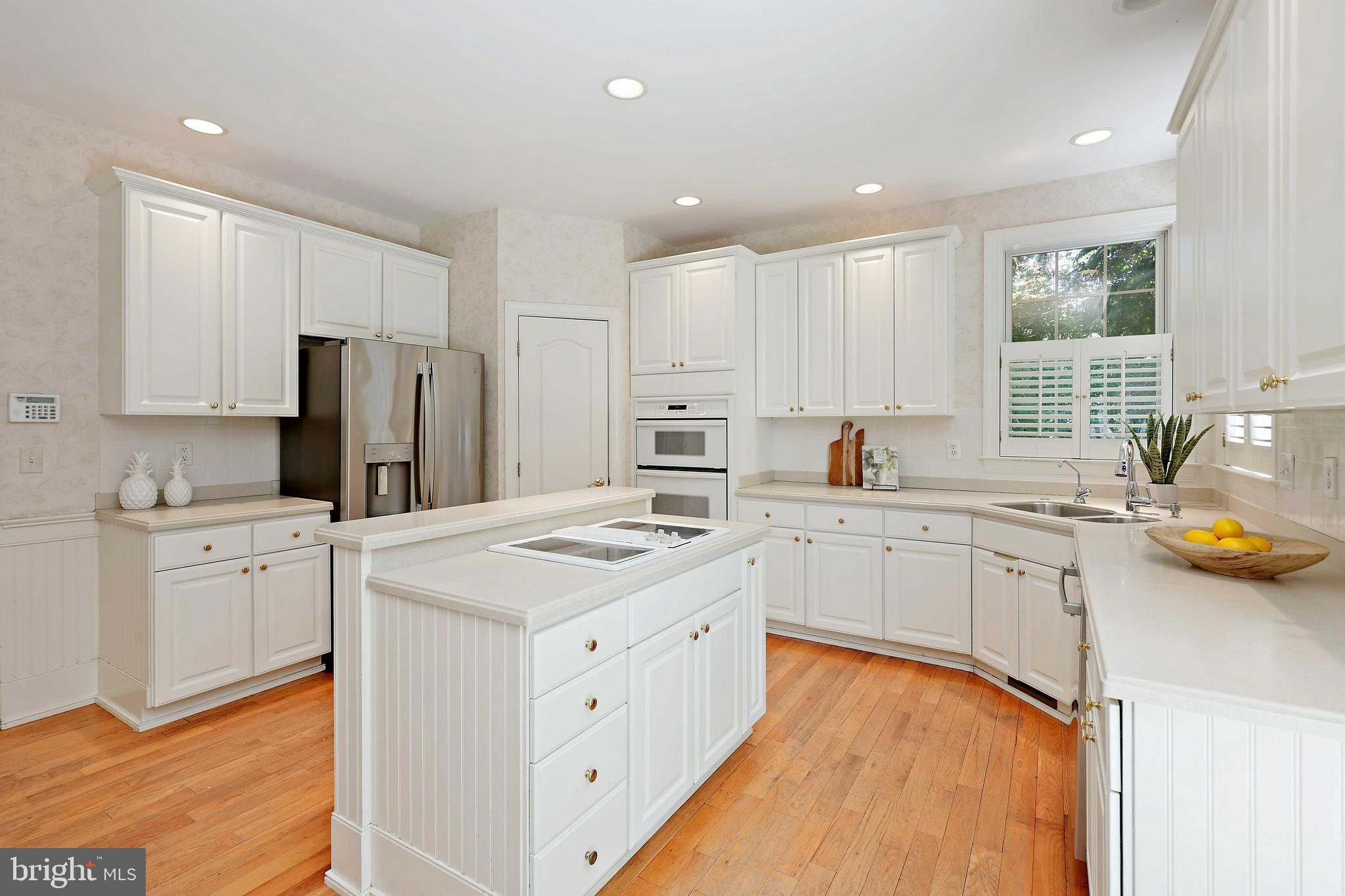 253 Woodard Road Arnold, MD 21012 - Photo 17 of 55 Kitchen w/ corian counter tops
