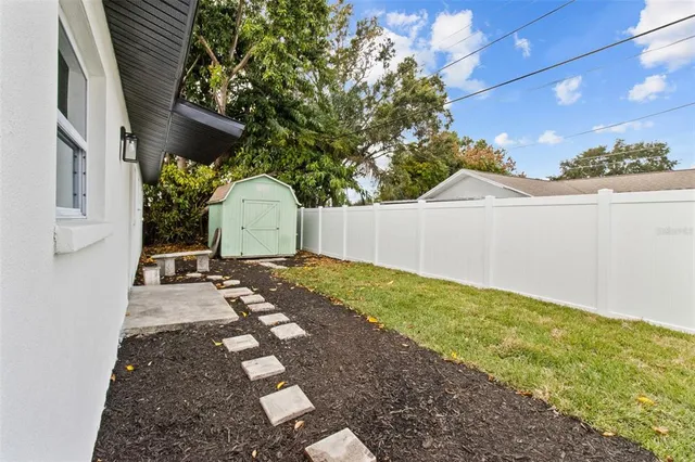 a view of a backyard