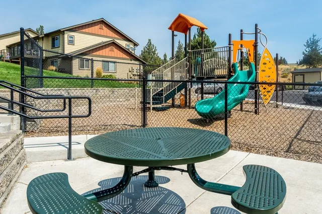 $917 | 410 Northeast Oak Street, Madras, OR 97741