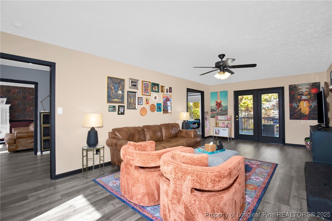529 Old Farm Road Fayetteville, NC 28314 - Photo 10 of 35 a living room with furniture and window
