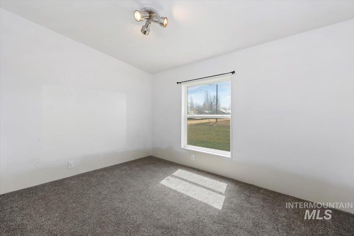 501 Timber Avenue Fairfield, ID 83327 - Photo 20 of 27 Empty room with carpet and lofted ceiling