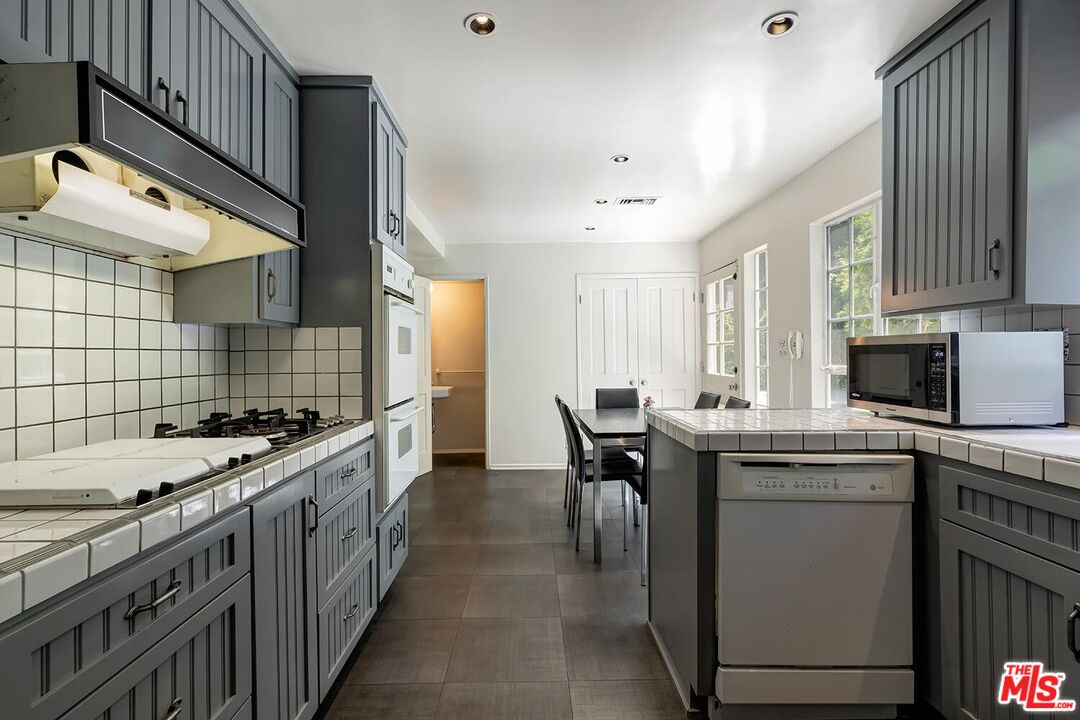 1041 Chantilly Road Los Angeles, CA 90077 - Photo 6 of 29