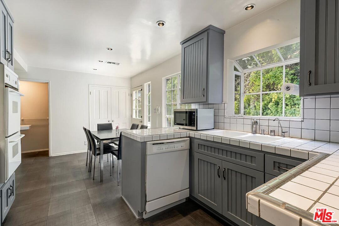 1041 Chantilly Road Los Angeles, CA 90077 - Photo 7 of 29