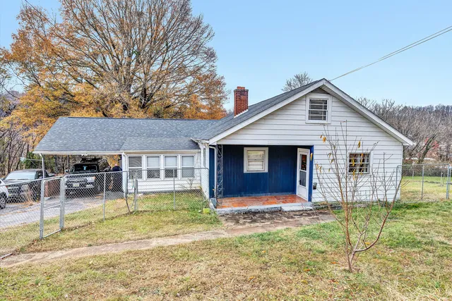 a view of a house with a yard