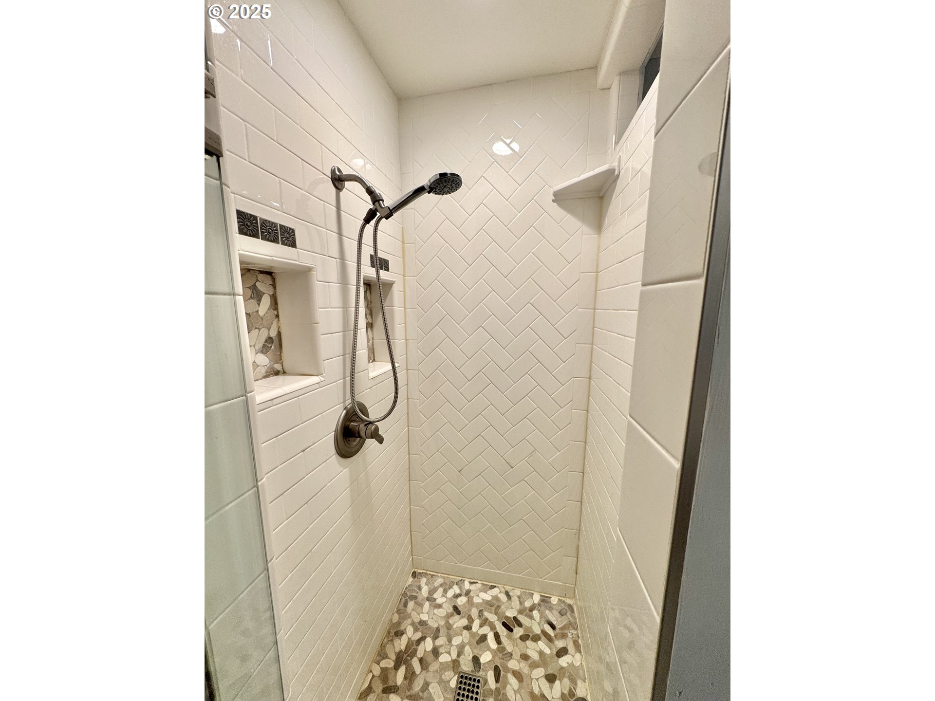 70700 Majestic Shores Road North Bend, OR 97459 - Photo 21 of 48 a bathroom with a shower