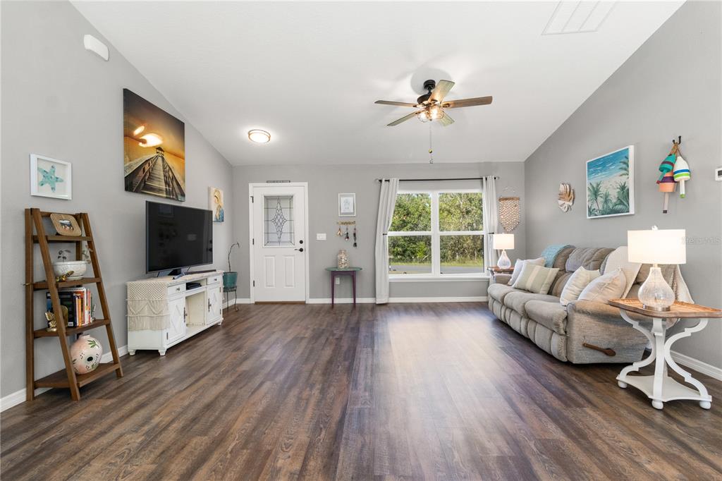 2545 Soundview Drive Dunnellon, FL 34431 - Photo 5 of 23 a living room with furniture and a flat screen tv
