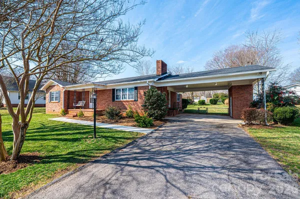 $297,000 | 1425 5th Street Northeast, Hickory, NC 28601