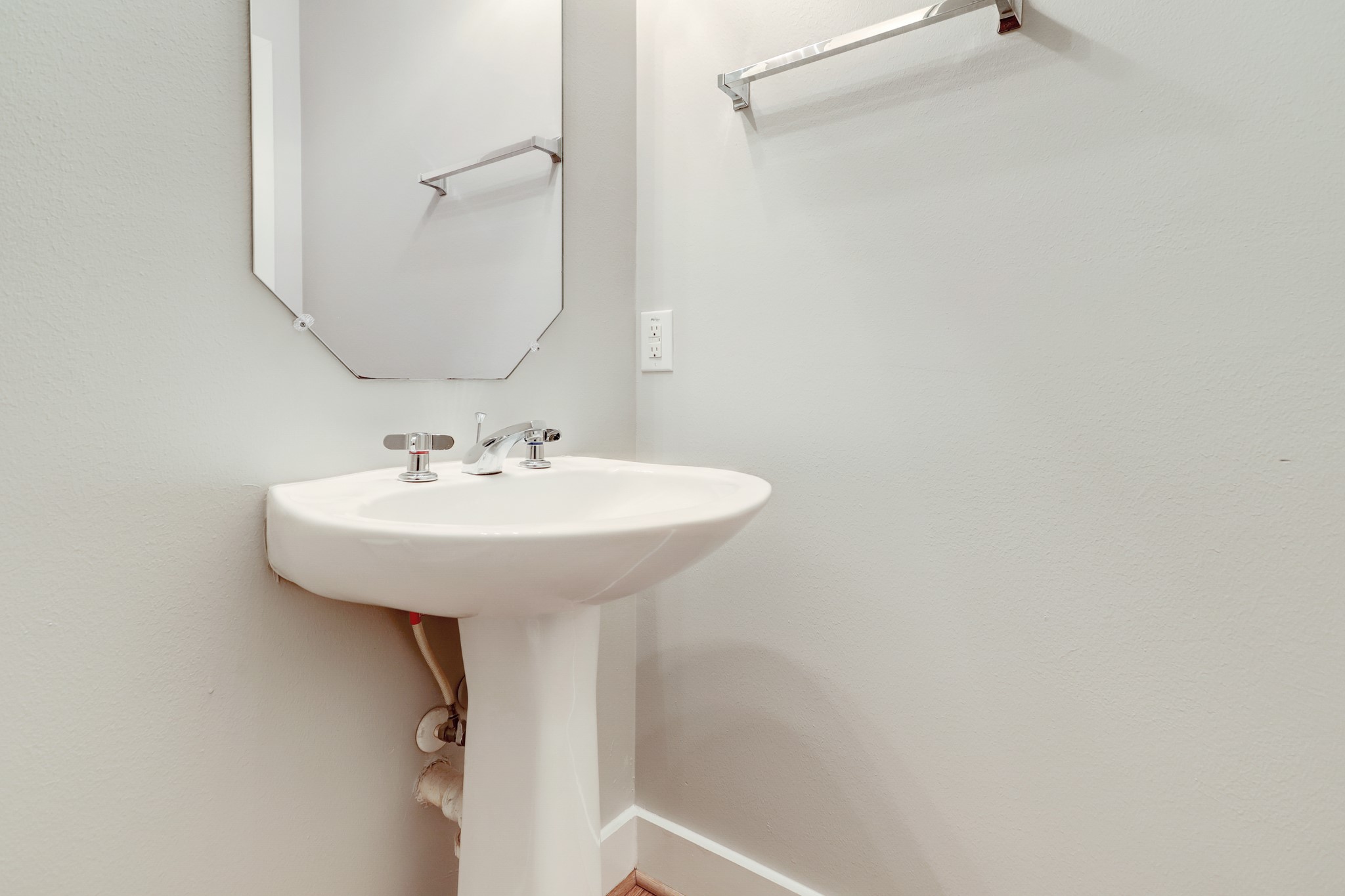 3438 Rolgom Pl Court Houston, TX 77021 - Photo 13 of 18 Powder room on the 2nd floor