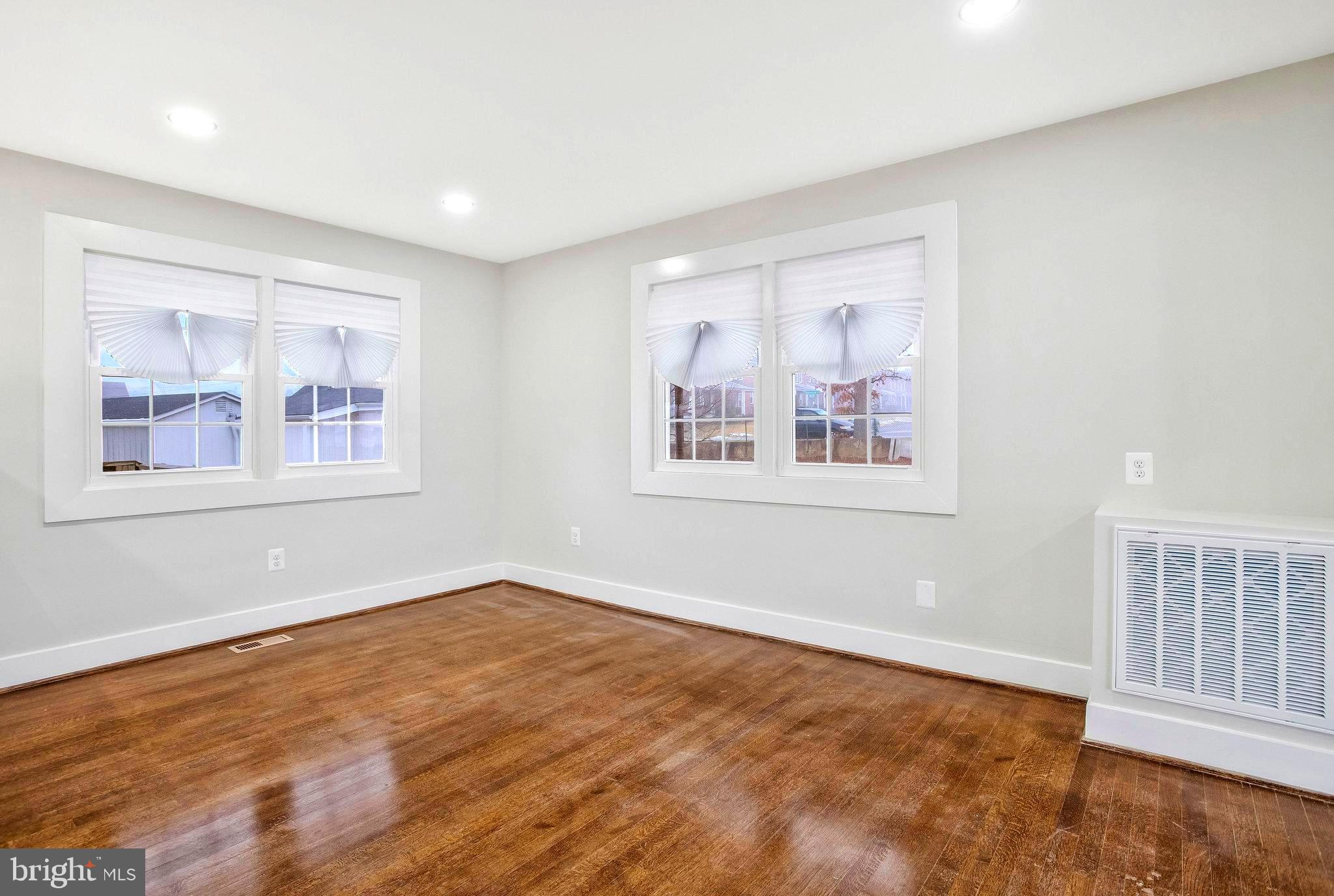 8128 Ridgely Oak Road Parkville, MD 21234 - Photo 9 of 37
