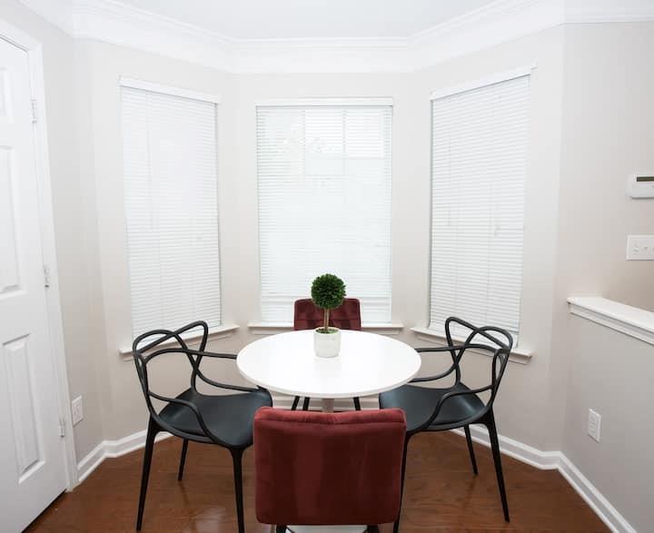 743 Crestwell Circle Atlanta, GA 30331 - Photo 5 of 20 a table and chairs in a room