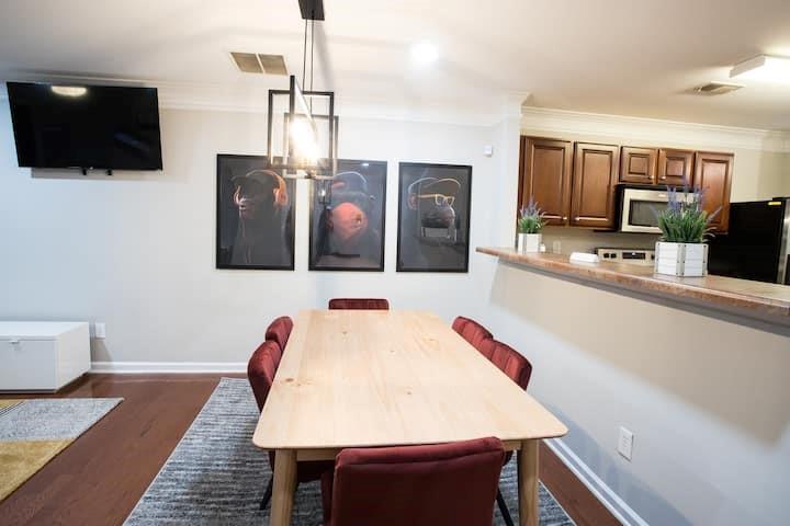 743 Crestwell Circle Atlanta, GA 30331 - Photo 8 of 20 a living room with furniture and a flat screen tv