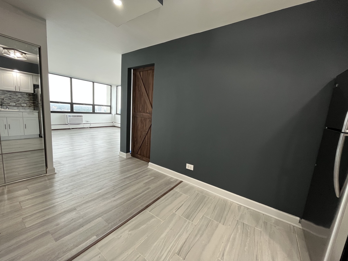 6171 North Sheridan Road, Unit 2502 Chicago, IL 60660 - Photo 11 of 28 a view of empty room with wooden floor
