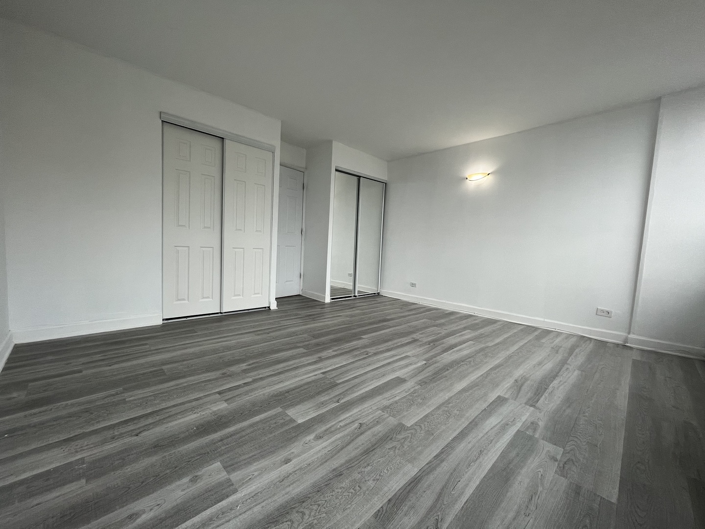 6171 North Sheridan Road, Unit 2502 Chicago, IL 60660 - Photo 12 of 28 a view of empty room with wooden floor