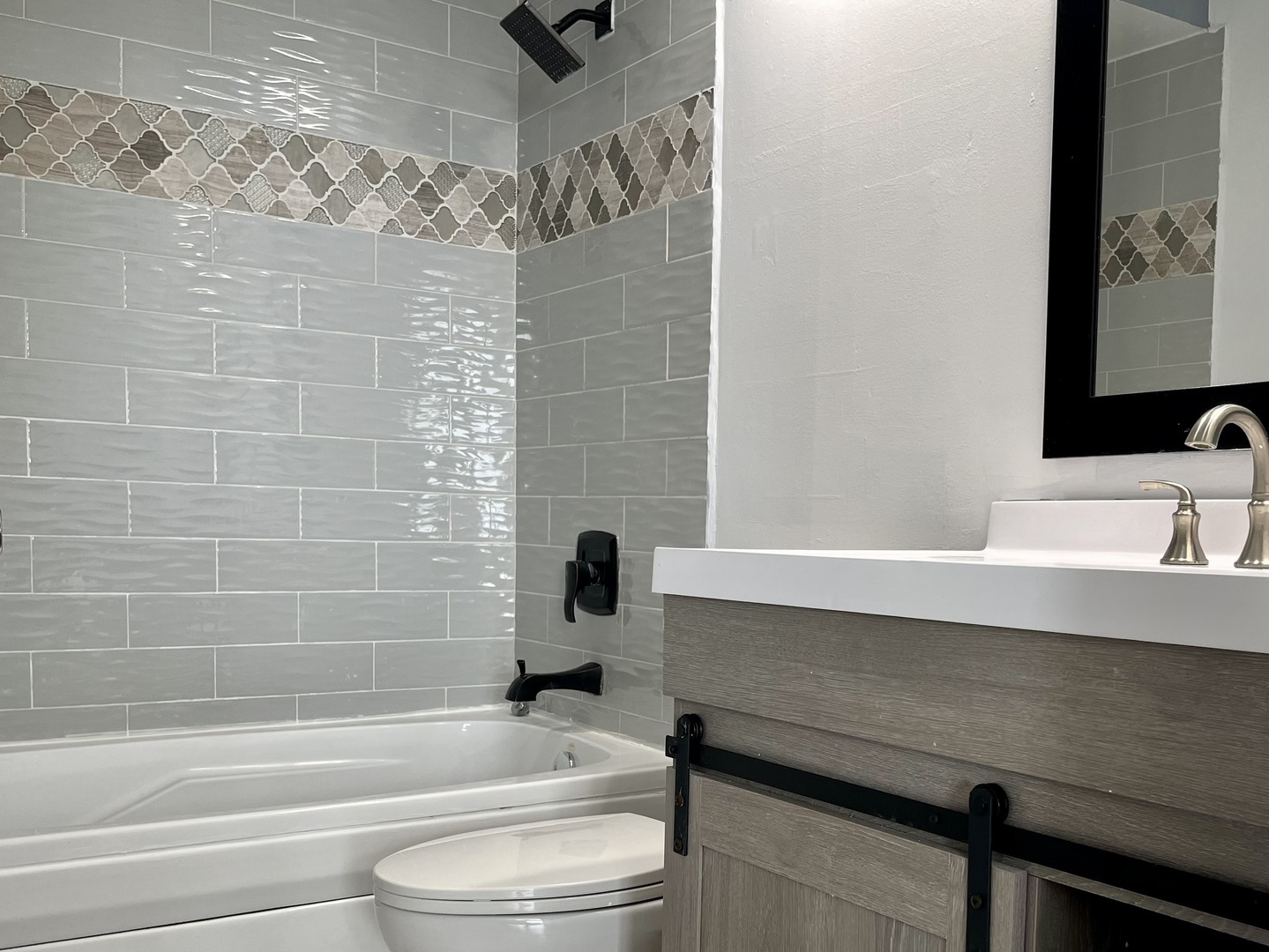 6171 North Sheridan Road, Unit 2502 Chicago, IL 60660 - Photo 17 of 28 a bathroom with a sink a toilet and shower