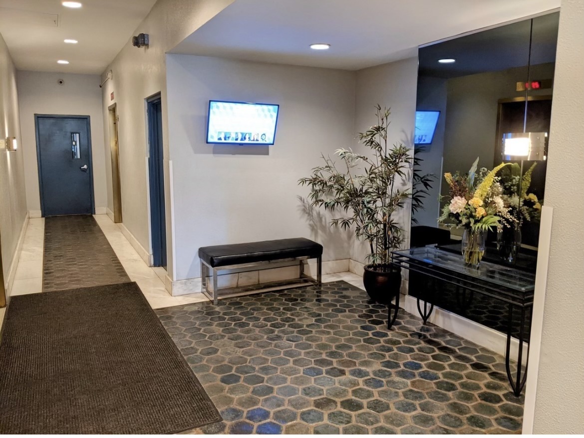 6171 North Sheridan Road, Unit 2502 Chicago, IL 60660 - Photo 18 of 28 a lobby with furniture and a potted plant